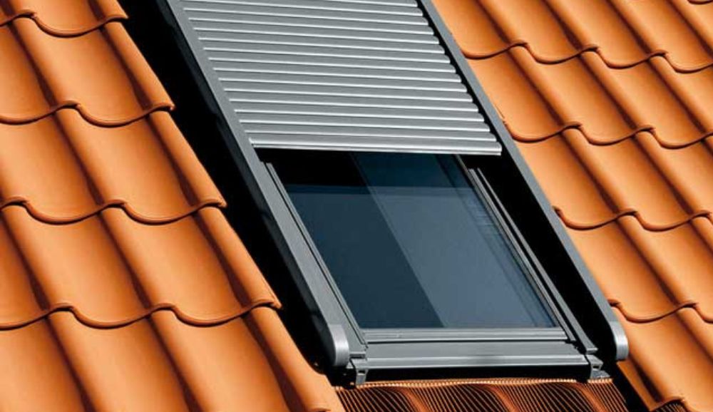 Volet roulant installé sur un toit